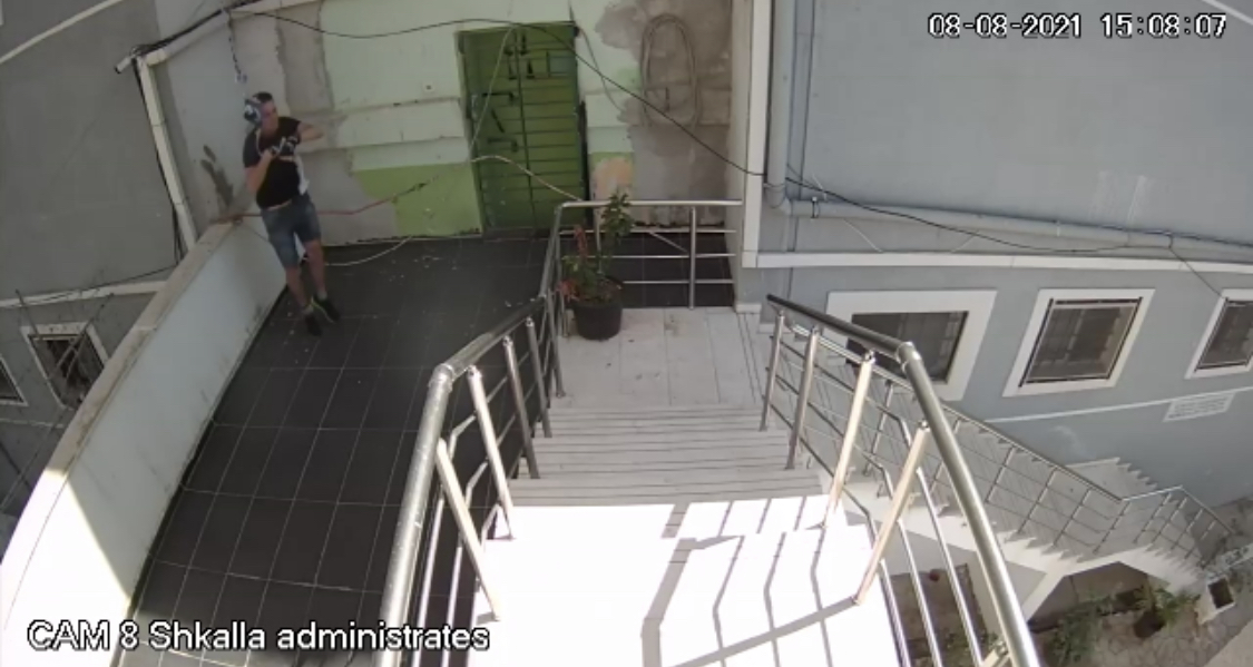 2 VIDEO/ Pamjet e arratisjes së Arbër Çekut nga burgu 313, polici po ngjet shkallët me shpejtësi