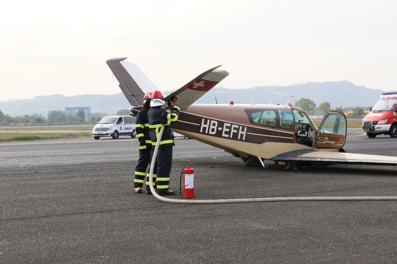 Avioni bën ulje të detyruar në Rinas, bllokohet pista për 2 orë