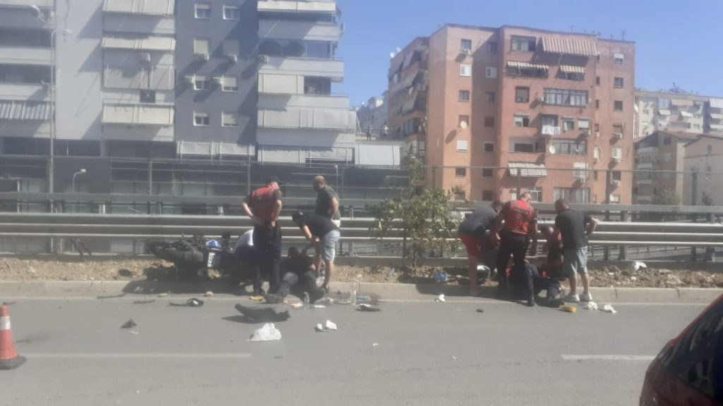 Aksident në Tiranë, dy policë përfundojnë në spital