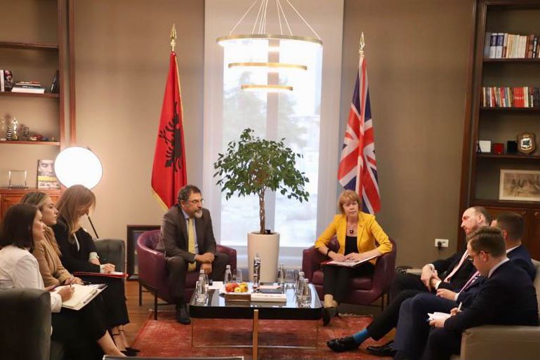 Çuçi pret ministren britanike për Evropën: Diskutuam për bashkëpunimin në luftën kundër krimit