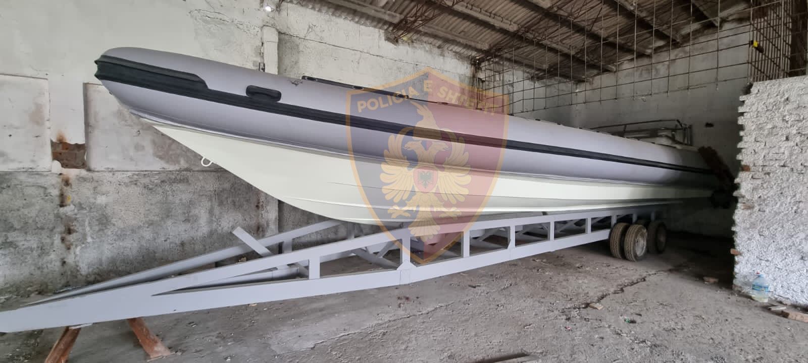 FOTO/ Kapet gomonia 11 metra e gjatë, ja ku e kishte fshehur vlonjati