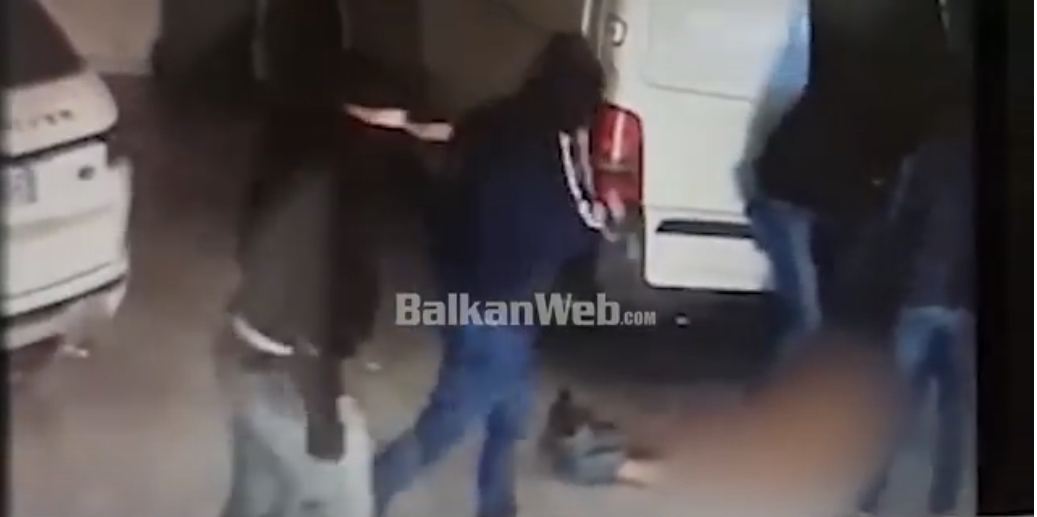 VIDEO/ Pamje të rënda, rrëmbyesit tërheqin zvarrë trupin e Jak Prengës në parkingun e Golden Resort