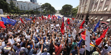 Berisha në Kavajë: Basha ka shërbyer si zjarrfikës. Do protestojmë deri në rrëzimim e Ramës