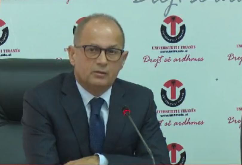 Rektori i Universitetit të Tiranës: Çfarë do të ndodhë me studentët e pavaksinuar. Kush lejohet të hyjë në auditore