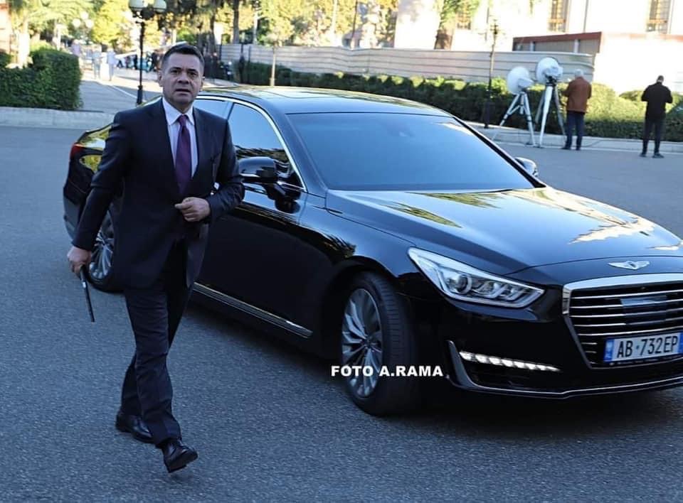 Paloka publikon foto të makinës luksoze të Ahmetajt, ky i fundit thotë se ‘Bently’ i tij është Hunday