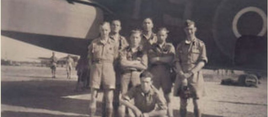 Ambasada britanike, ceremoni e rivarrimit të pilotit britanik. Si mbeti në Shqipëri me avionin e tij Halifax