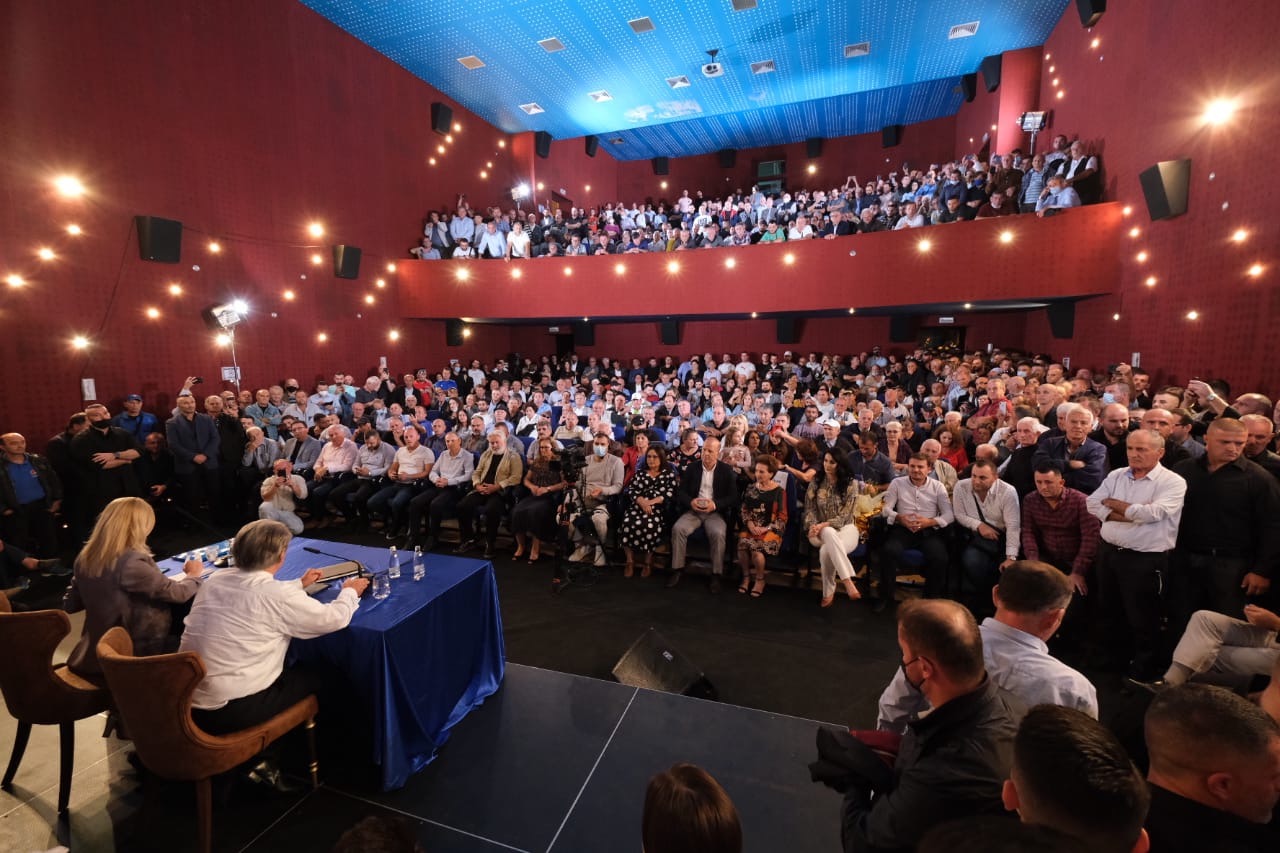 Një moment tensioni në foltoren e Berishës, ish kryeministri ndërhyn dhe i jep fjalën