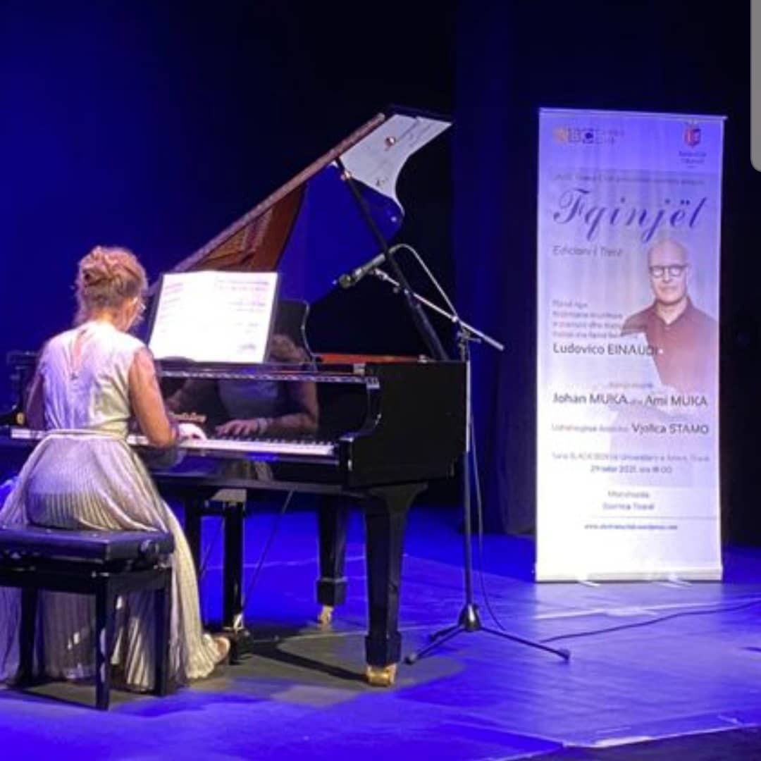 Eventi artistik studentor “Fqinjët” sjell në Tiranë krijimtarinë e pianistit Ludovico Einaudi