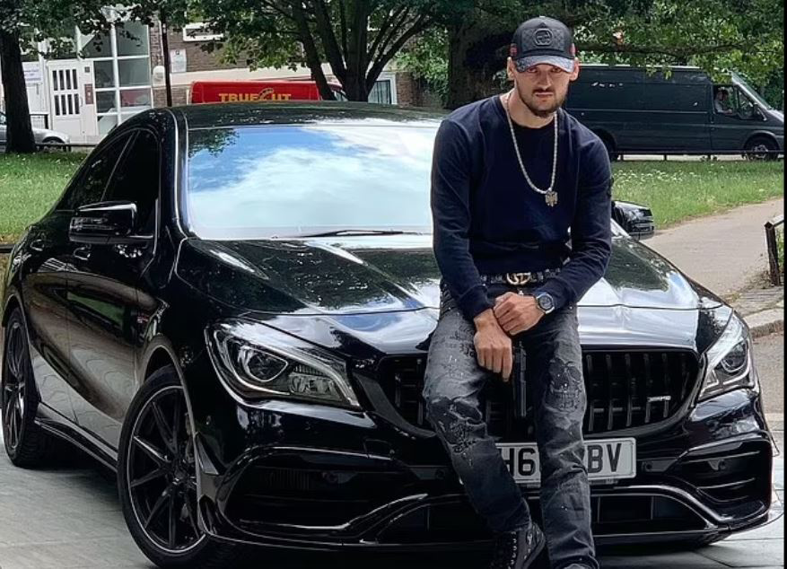 Emigranti 28 vjeçar nga Tropoja vë në lojë gazetën e madhe britanike, i ofron historinë e vet të sajuar prej baroni droge, konform klishesë së mediave britanike