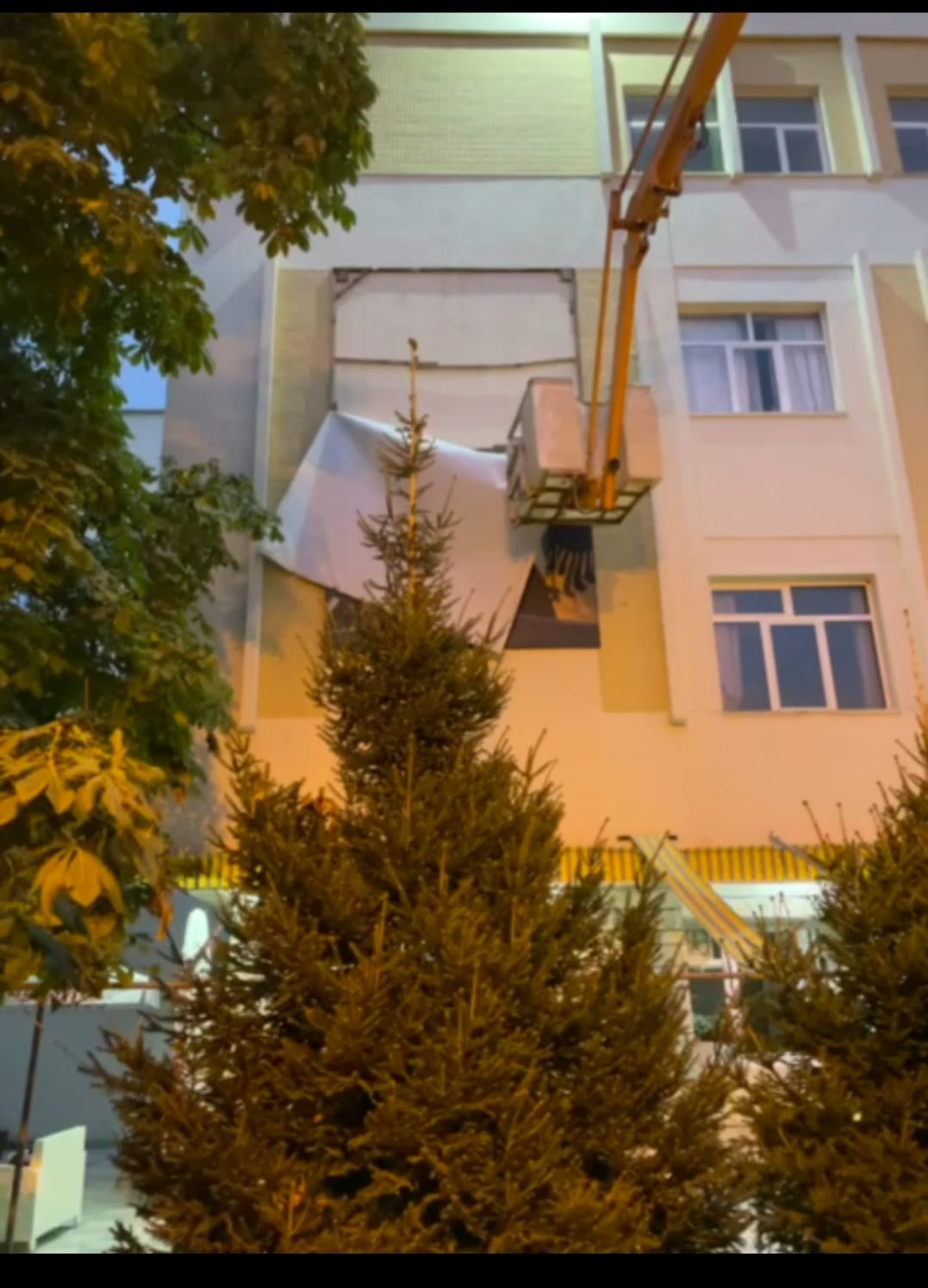 VIDEO/ Kryetari socialist i bashkisë së Tropojës i sulet fotos së Berishës