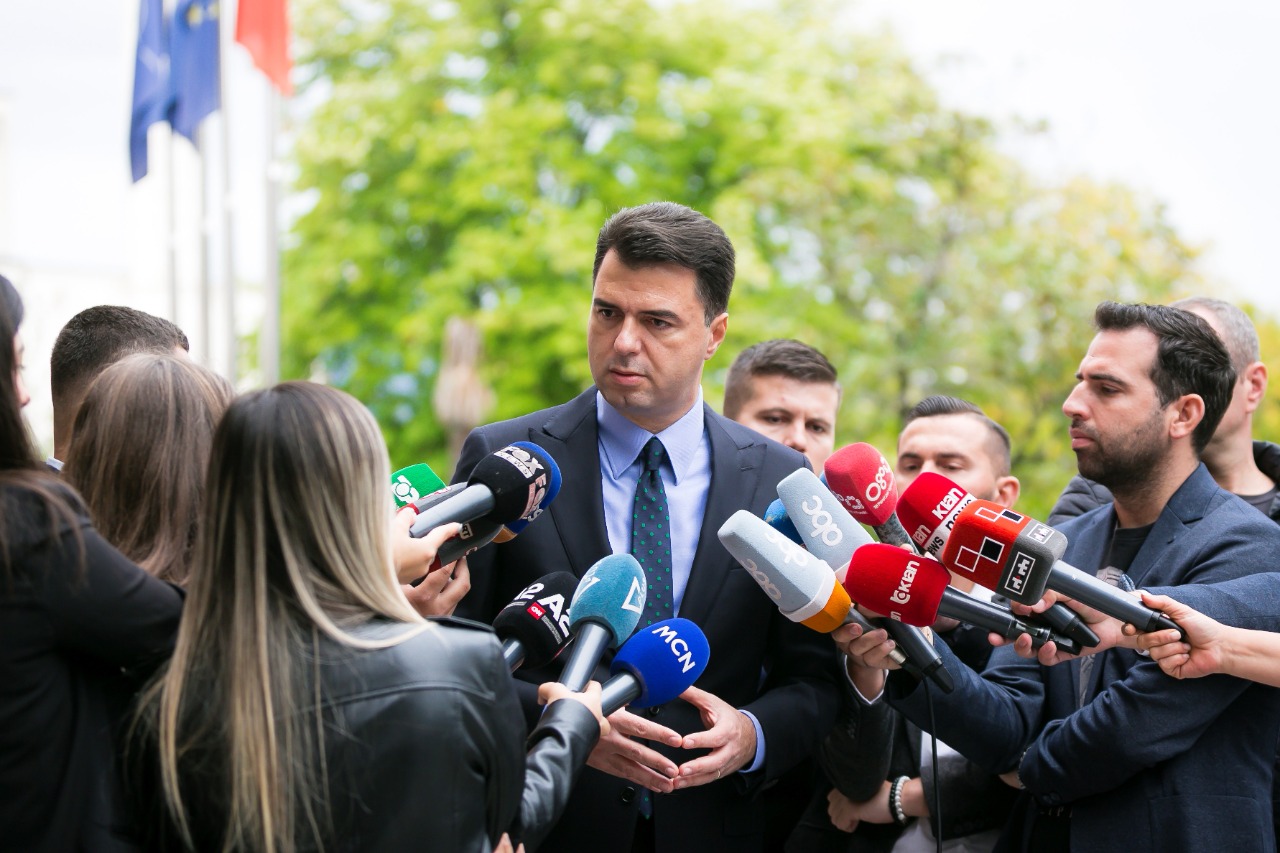 Paniku i krizës nga Rama/“Do shikoni familjare që blejnë gjysmë buke, dy karrota, dy qepë”. Basha: Njerëzit po marrim me listë nëpër dyqane