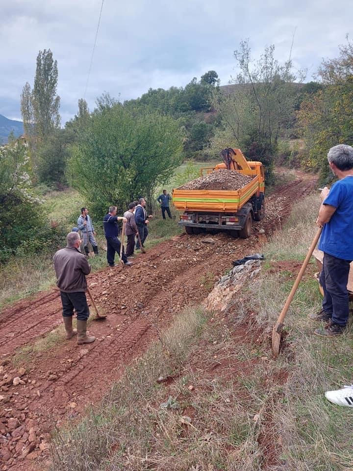 Deputeti i PD, Lefter Gështenja riparon rrugën e fshatit në Librazhd
