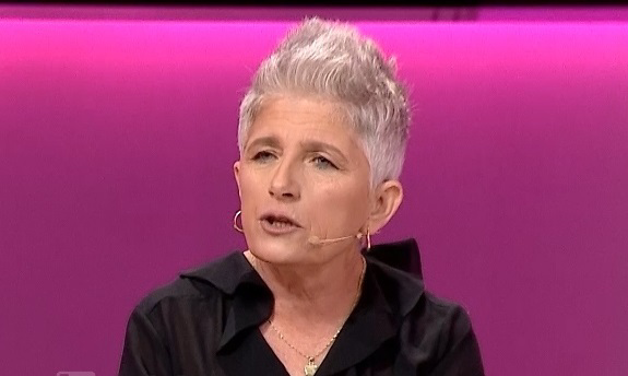 Babai e fejoi që në djep. Kur ishte fëmijë babai më tregonte si turturonte nënën, ndërsa vëllain e lidhi me tel