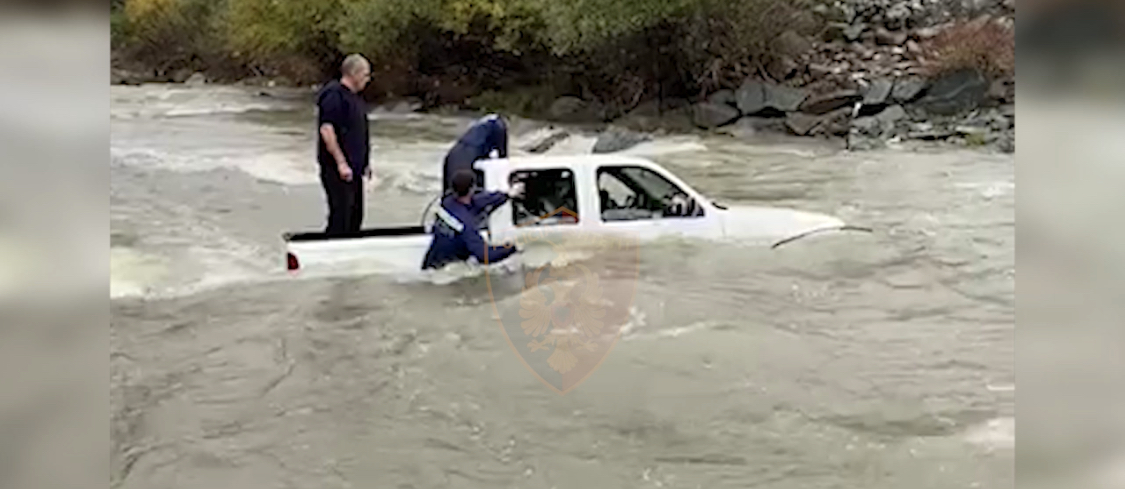 VIDEO/ Pamje rrënqethëse se si lumi Devoll rrëmben makinën e turistëve hungarezë