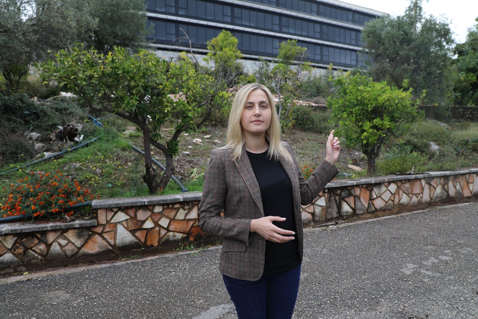 Qeveria mban mbyllur godinen e re per shkollat e Sarandes, Eco Kampus. Zhupa: Keqqeverisja po ndeshkon femijet