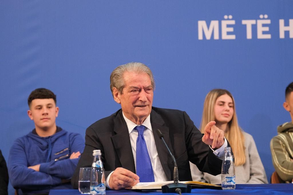 Berisha nesër me foltoren në Kavajë, ofron mbajtja e Kuvendit