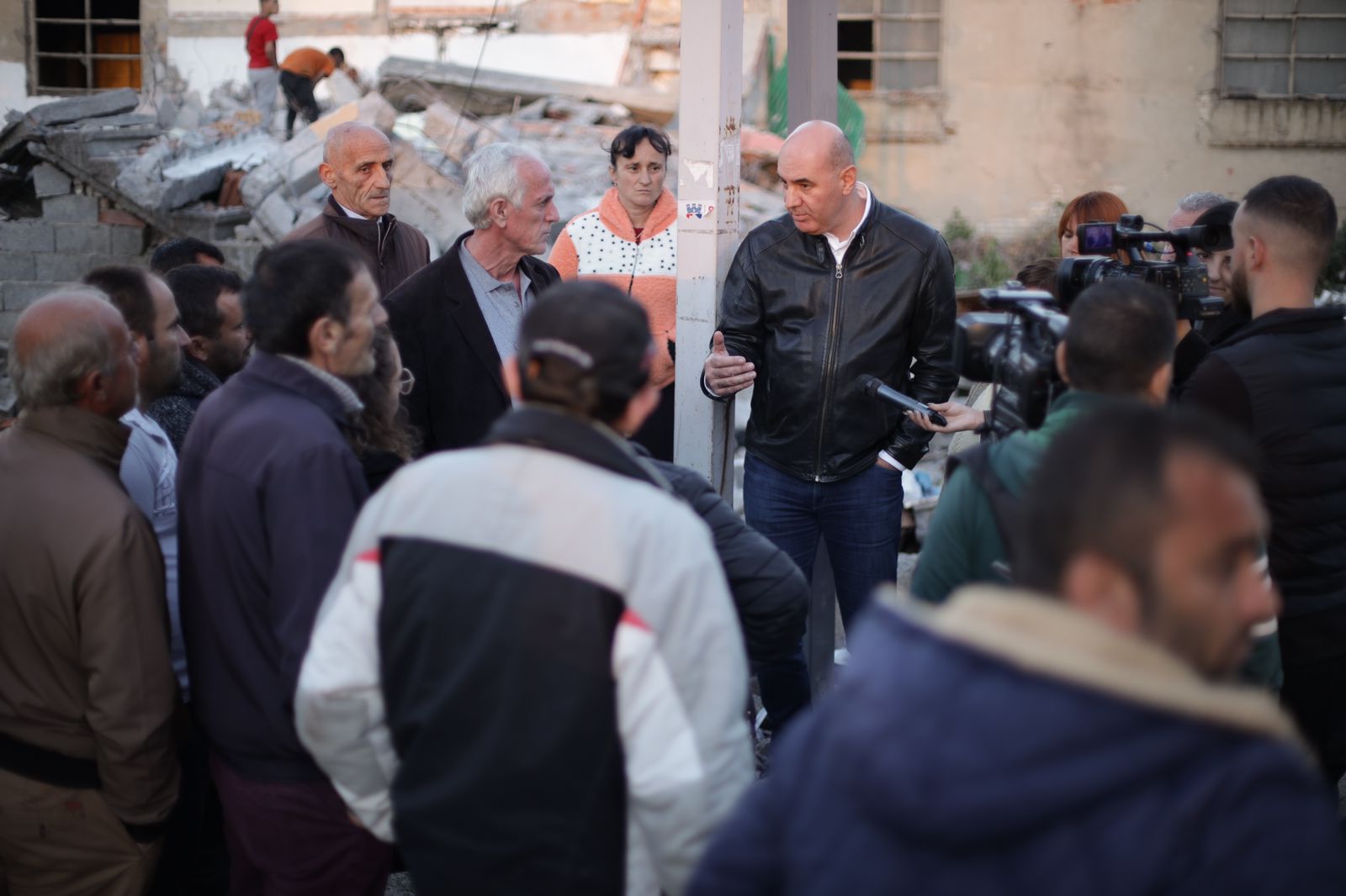 Prishja e banesave tek “5 maji”, Alfred Rushaj takon banorët: Paligjshmëri, hakmarrje politike, interesa të mëdha