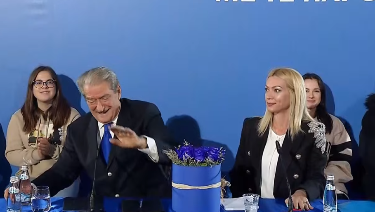 Berisha në Korçë, surpriza nga korçarët për datëlindjen