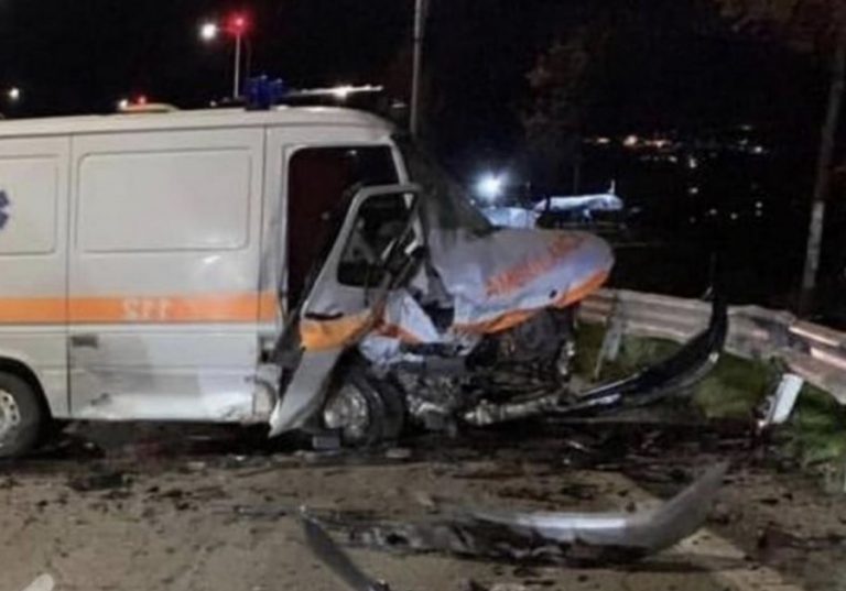 EMRAT/ Bëhet copë autoambulanca, vdes pacienti dhe 3 plagosen rëndë