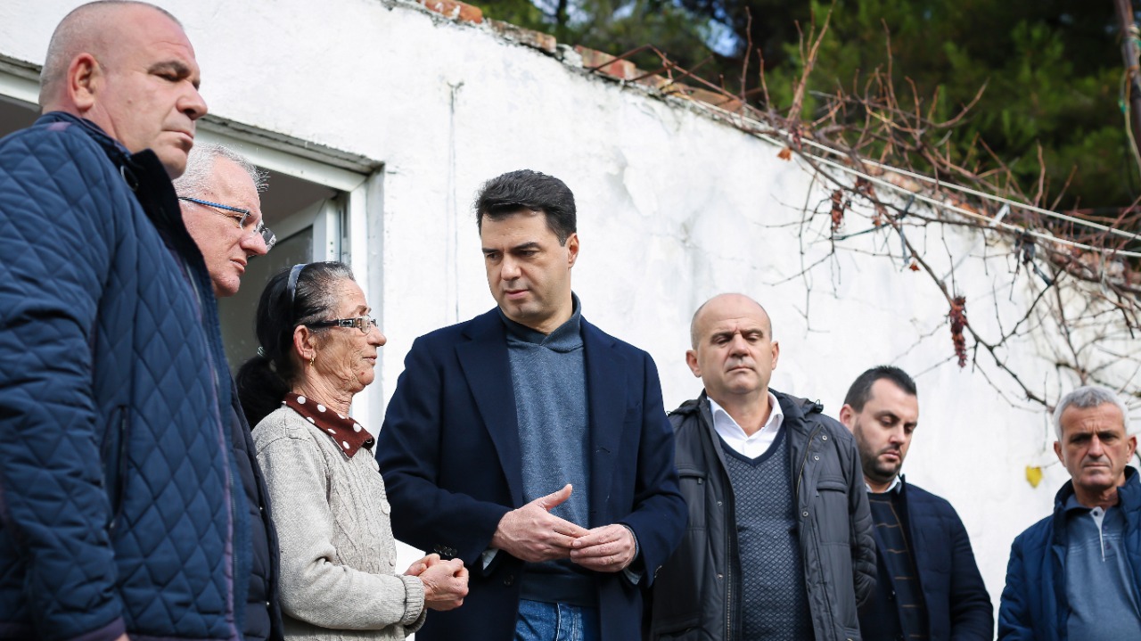 Basha del nga zyra, viziton familjen e dëmtuar nga tërmeti/ Kreu i PD: Kjo plagë nuk është lehtësuar