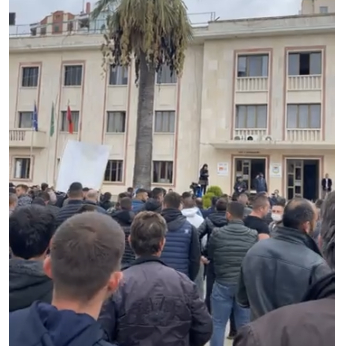 Fermerët bllokojnë sheshin në Lushnjë, 5 kërkesat e protestës