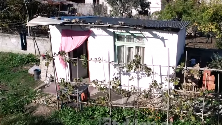 FIER/ Në flakë shtëpia e vrasësit të Mateos në Grecalli