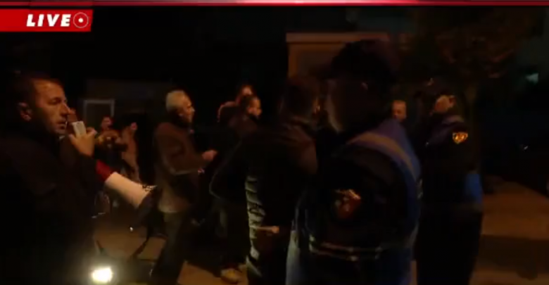 Protesta në Laprakë , banorët kundër devijimit të unazës për klientelizëm