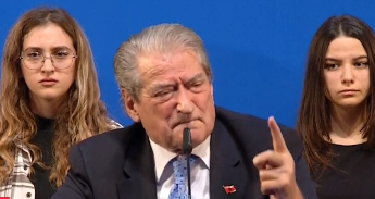 Berisha pritet me fishekzjarre në Lushnjë, ish-kryeministri: Qeveria vjedh edhe natën duke fjetur!