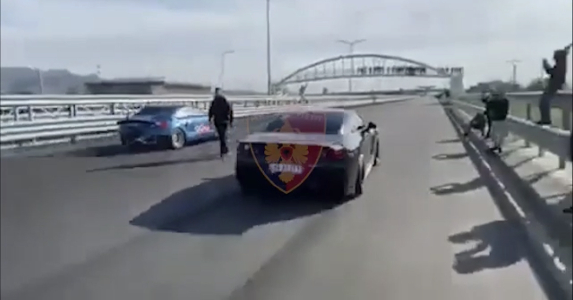 VIDEO/ Bllokuan autostradën për gara me makina, kush e kishte menduar këtë absurd në mes të ditës