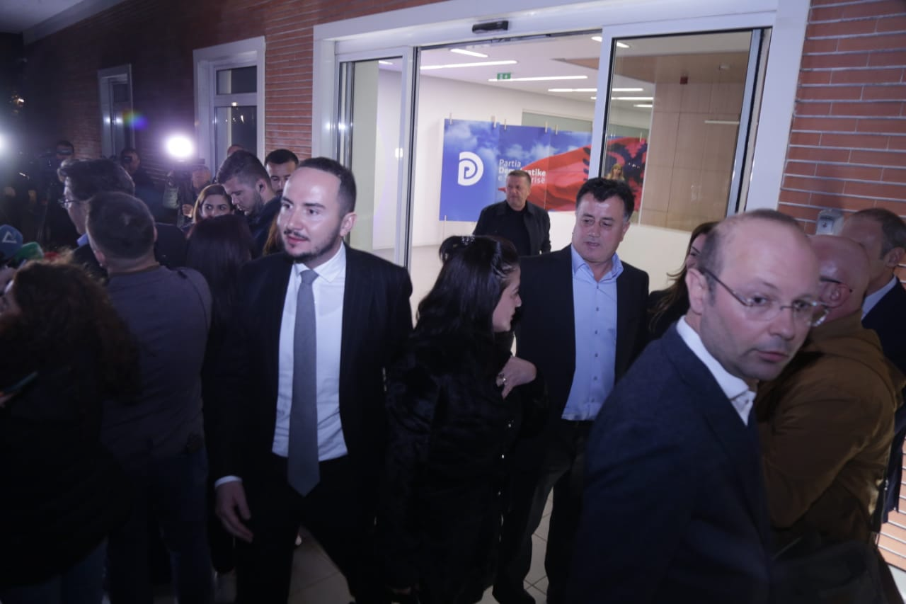 Basha mbledh drejtuesit e degëve të PD: Berisha nuk njeh asnjë institucion të partisë