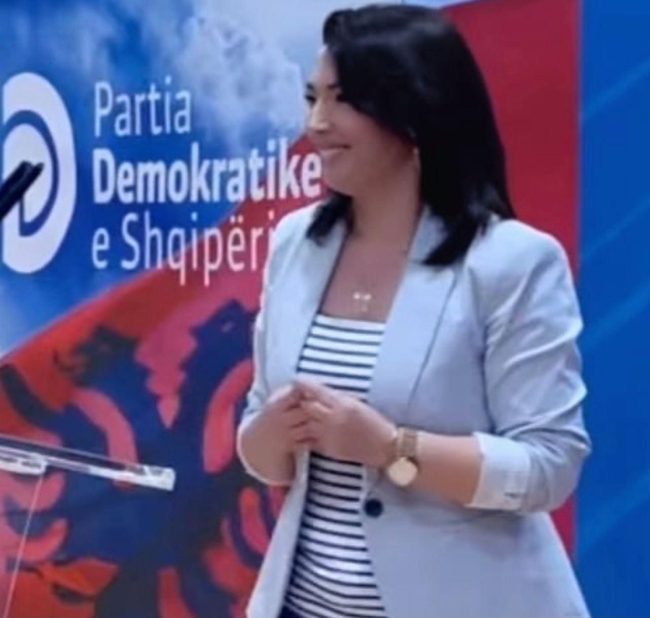 Demokratët në Tiranë nuk e kursejnë kryetaren e tyre që i ftoi në kuvend më 18 dhjetor