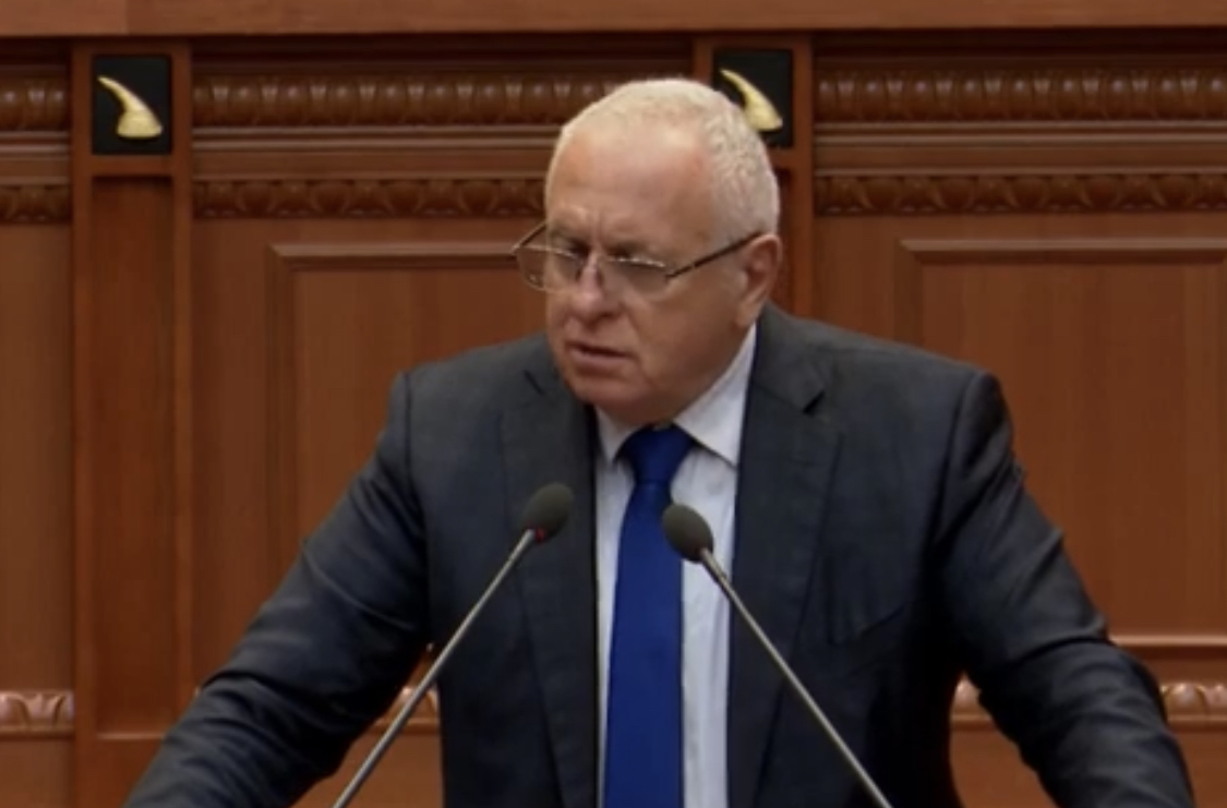 Deputeti Tritan Shehu për Manastirliun: Mbajti lart çmimin e testeve duke favorizuar disa kompani dhe zhveshur nga paratë qytetarët