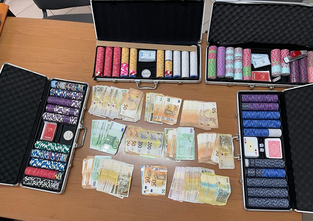 Mijëra euro dhe lekë kapen në dy tavolina pokeri, 14 lojtarë po bënin namin. Detajet e policisë