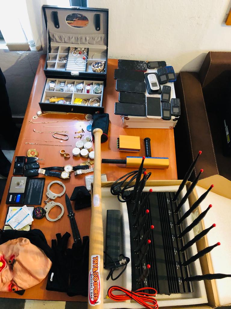 Policia jep detajet, inventar i rrallë në banesat e grabitlsve të Naim Çangut, çfarë u gjet nga  kontrollet