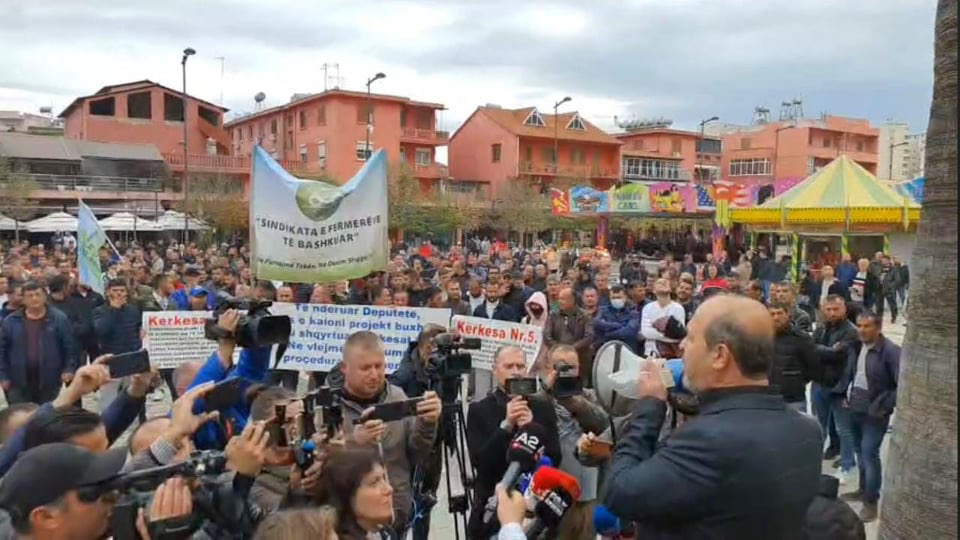 FOTOGALERI/ Fermerët trondisin qeverinë, protesta e madhe në Lushnjë