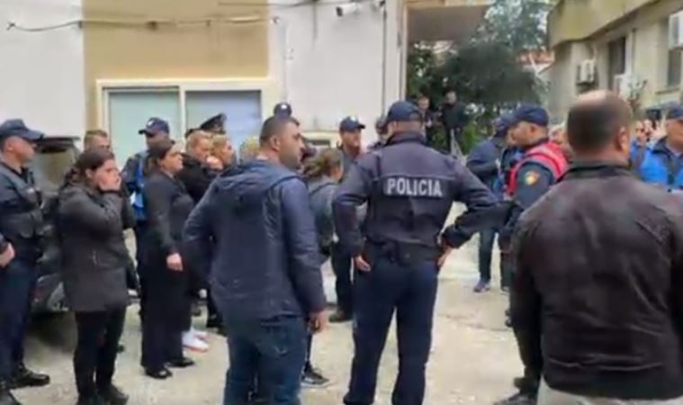 Tension në gjykatën e Fierit, familjarët e Mateos kërkon të përballen me vrasësin