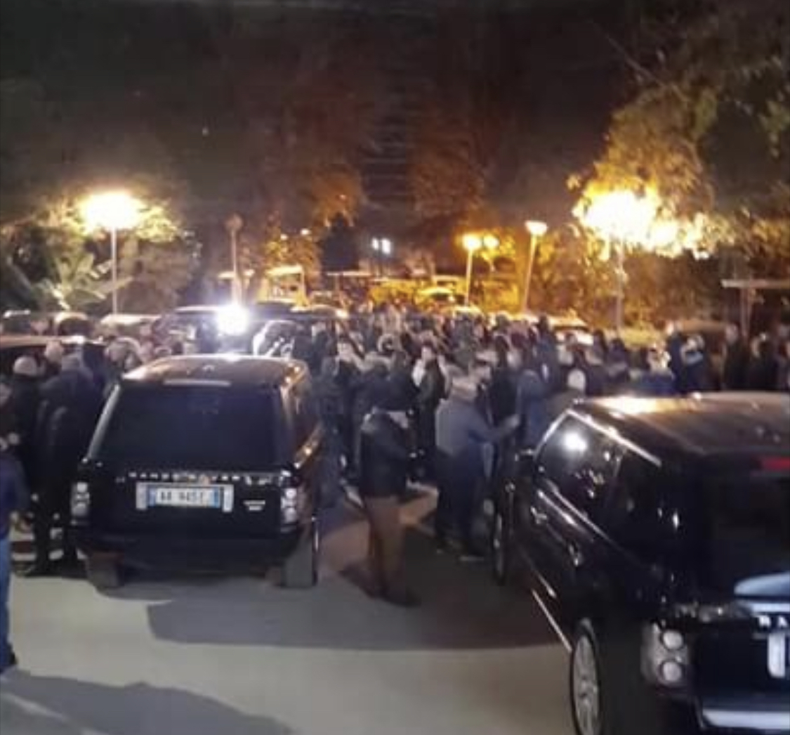 VIDEO/ Oborri i PD mbushet me mbështetës, shumica pjesëmarrës në referendum