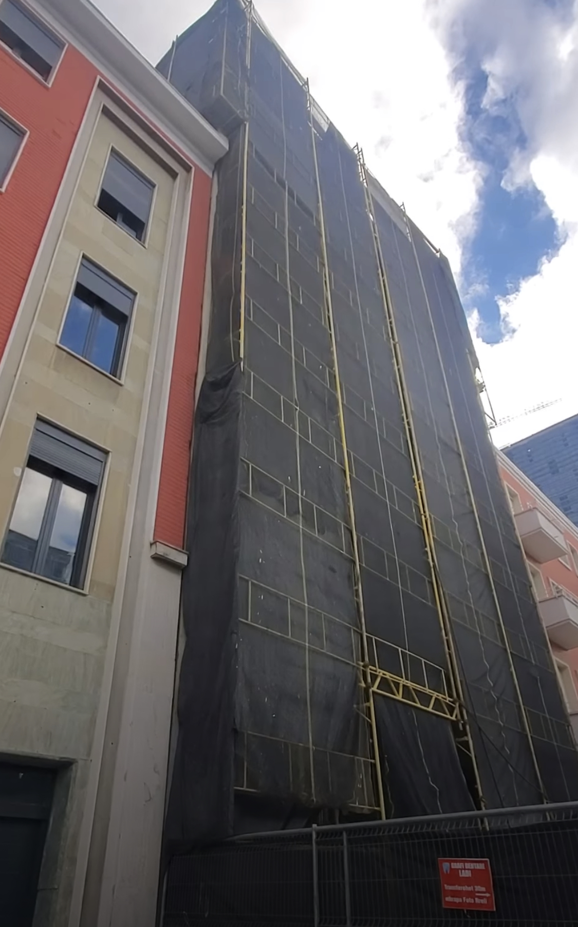 Erion Veliaj shemb një tjetër monument kulture në Tiranë, vepër e arkitektit Maks Velo. Ndodhet në një zonë të shtrenjtë të Tiranës