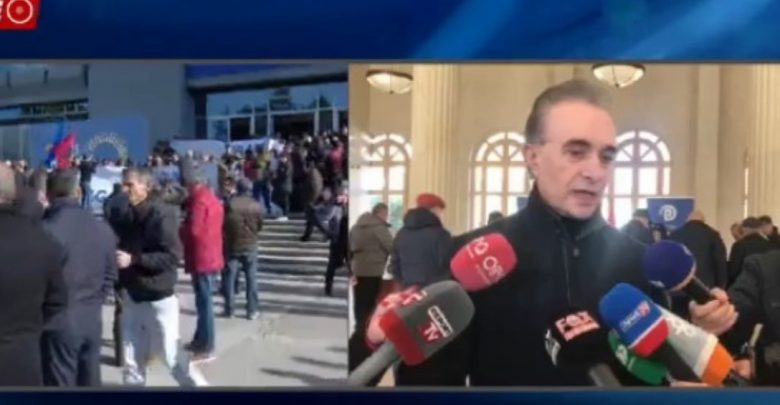 Policia ndërhyn në referendum, mbyll qendrën e votimit në Cakran të Fierit