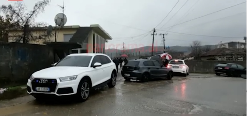 Vrasje në Peqin, pas ekzekutimit Albi Bashaliut i djegin edhe makinën