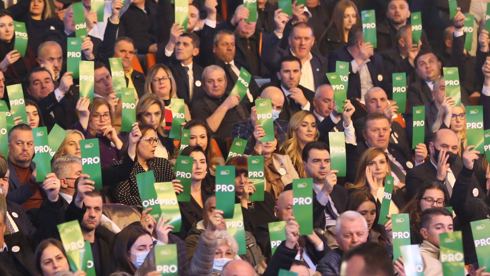 Kuvendi i Bashës, regjia qendrore fsheh fytyrat e ‘delegatëve’, fokuson vetëm një pikë në sallë, aty rreth Bashës