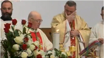 Besimtarët katolikë festojnë Krishtlindjet, mbahet mesha në Katedralen e Shën Palit