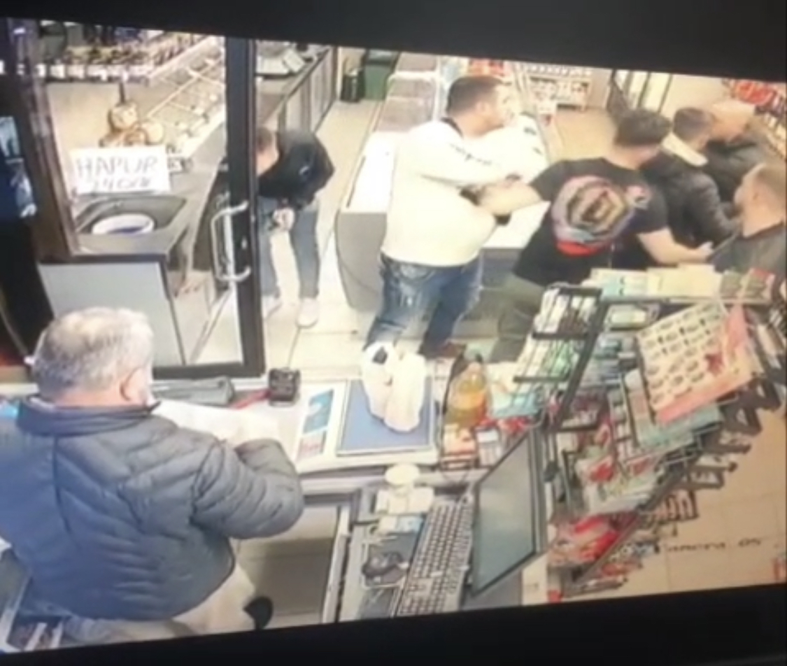 PAMJE SHQETËSUESE/ Dalin pamjet e vrasjes të të riut Mezini mbrëmë në Tiranë