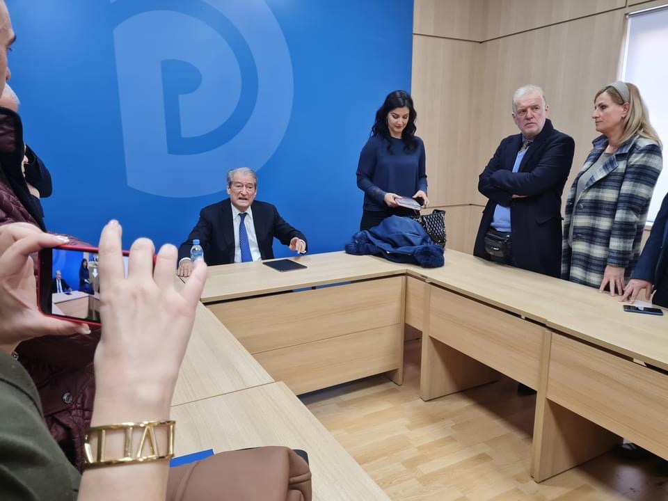 FOTO/ Komisioni i Rithemelimit kreu mbledhjen e parë në selinë e PD