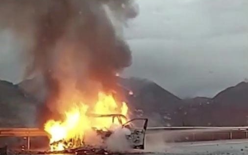 Aksidenti tragjik në aksin Milot-Rrëshen, një fëmi mbetet pa jetë, makina tjetër shkrihet nga flakët