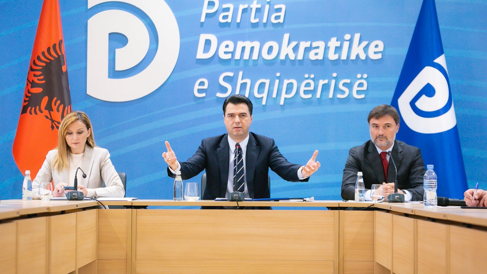 Jorida Tabaku: 7 ministri brenda pak orësh firmosën gjithcka, Rama e firmosi fill më pas. Rrjeta korruptive e inceneratorit, adresa në Hollandë fiktive. Nuk ka njeri dhe dera e mbyllur