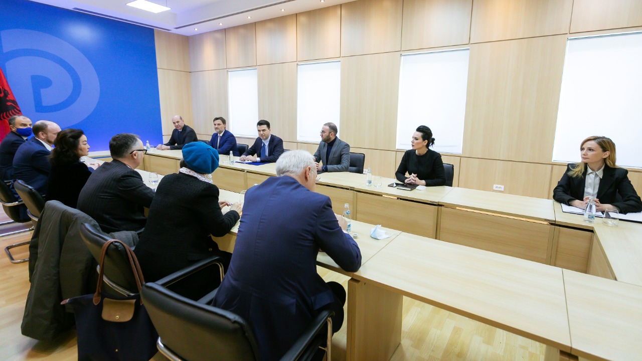 Basha, takim me 6 ambasadorët në seli, kush janë