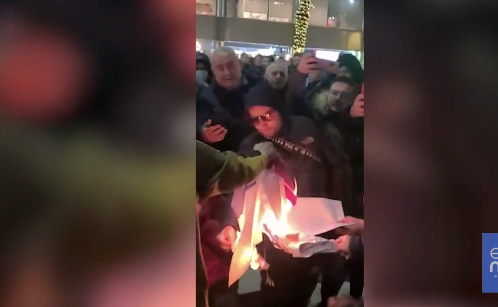 Digjen e dëmtohen disa flamuj serbë  në bulevardin ‘Dëshmorët e Kombit’