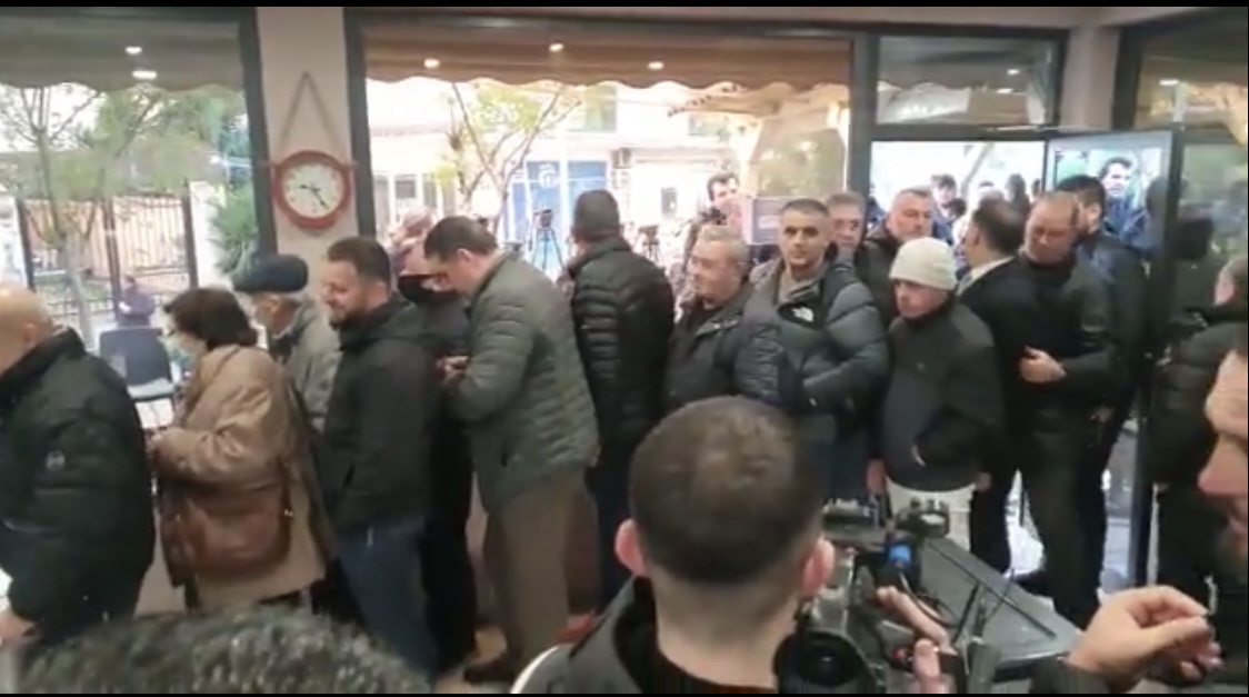 Votim normal në të gjithë vendin në referendumin për shkarkimin e Bashës