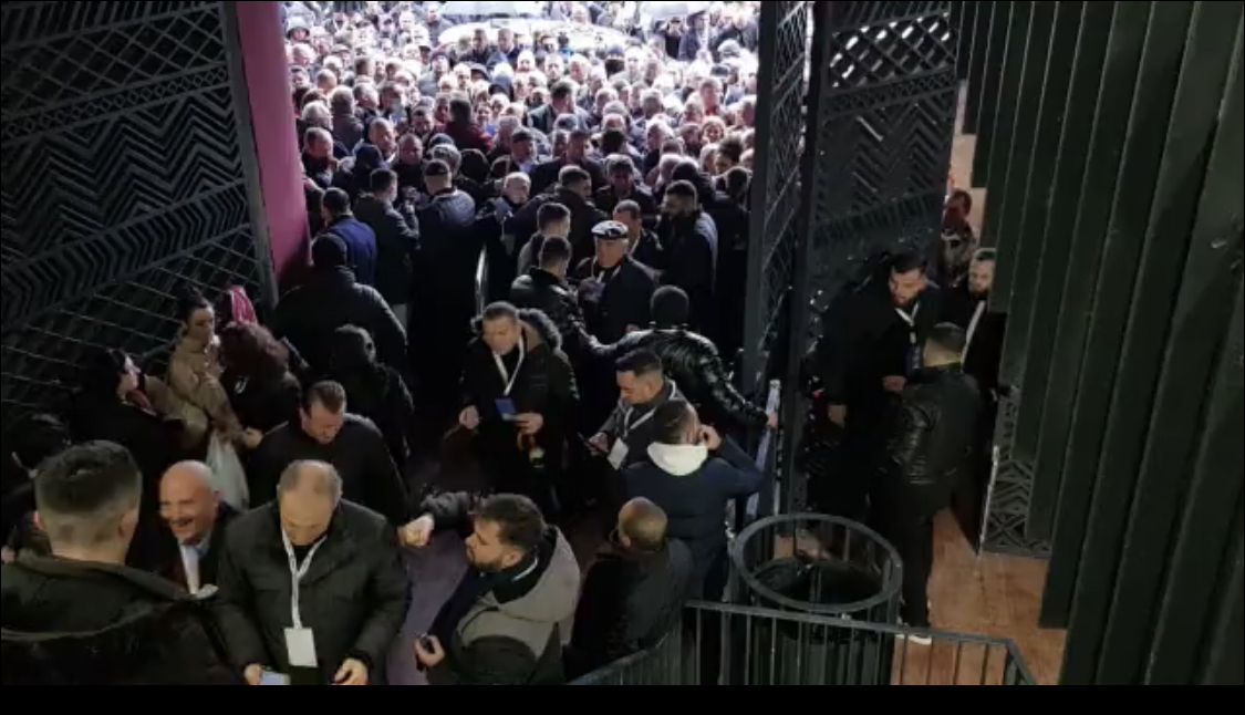 Delegatë dhe anëtarë vijojnë të vërshojnë në Air Albania